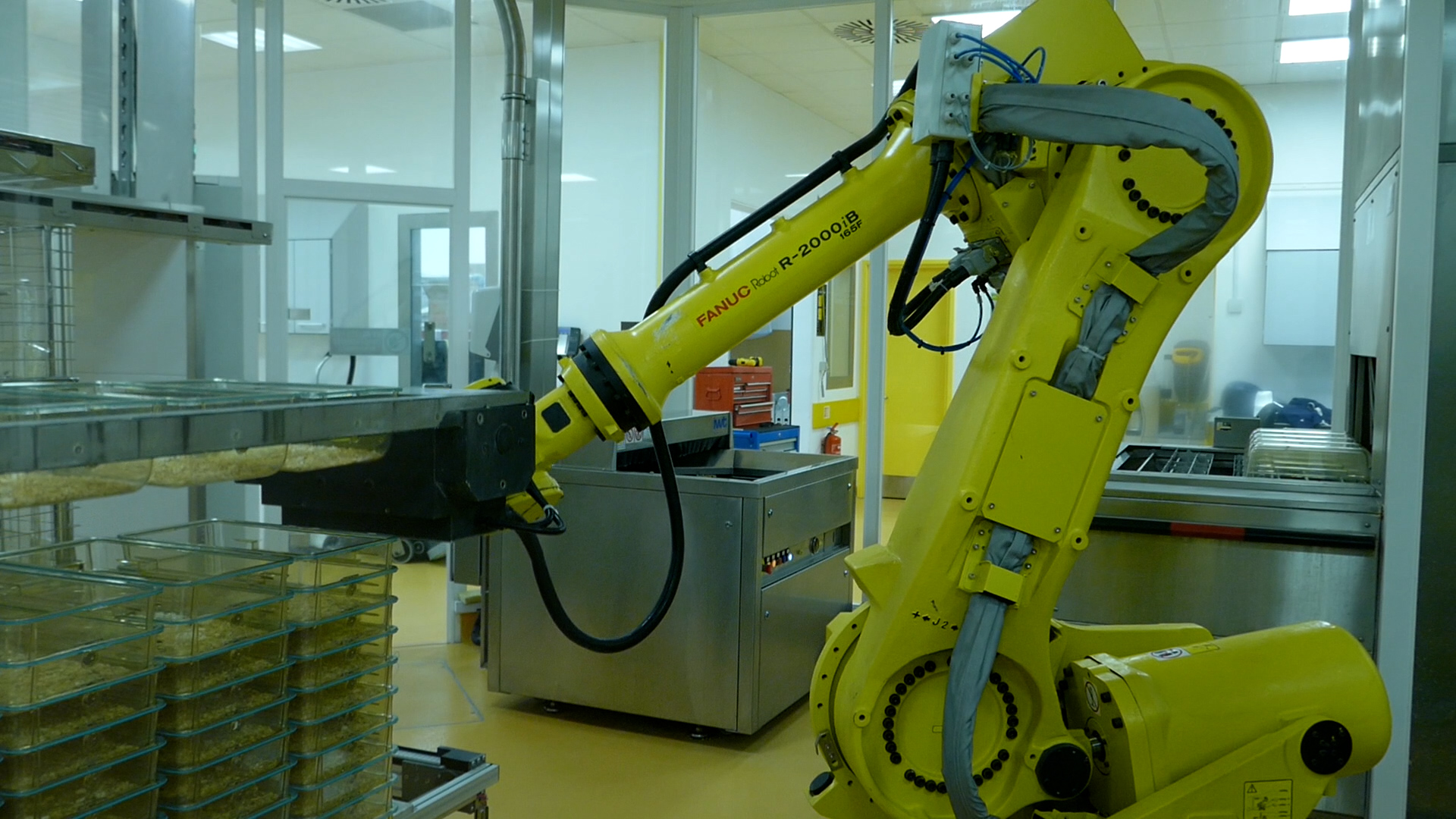 Cage cleaning robot in animal facility