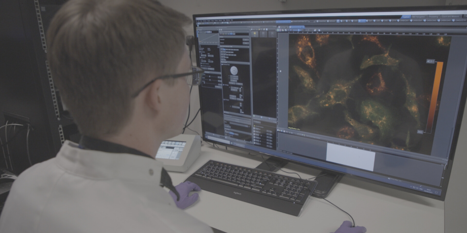 Student using microscope in Imaging facility